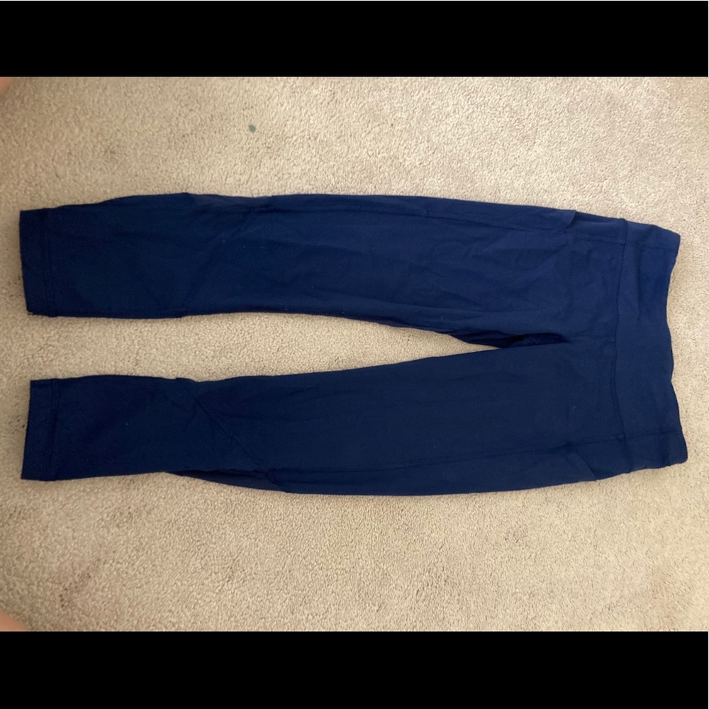 navy lululemon crop leggings!